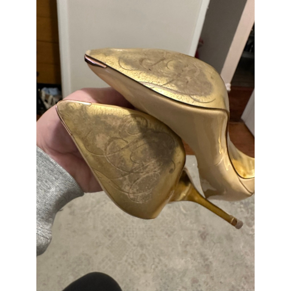 Women's Ted Baker Beige Patent Leather Gold Heels Size 7.5 - Picture 6 of 8